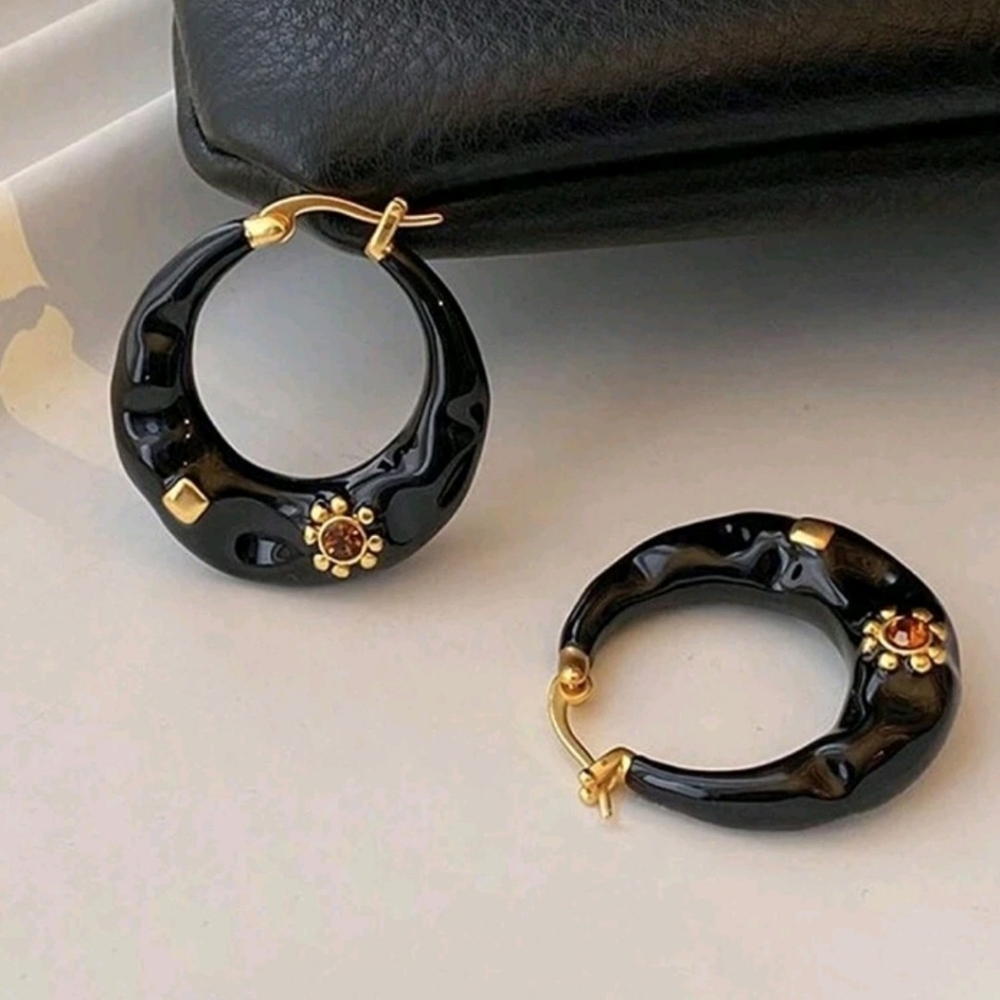 Boho-chic black enamel drip earrings; nwot